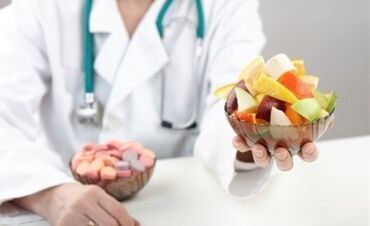 Ernährungsberater mit Obstsalat