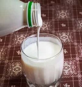 Ein Glas frischer Kefir