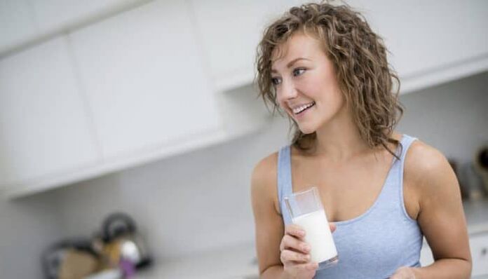 Mädchen folgt Kefir-Diät