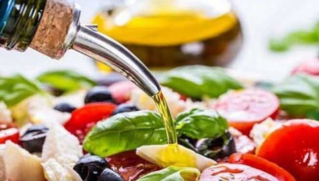 Gemüsesalat mit Pflanzenöl, mediterranes Diätgericht